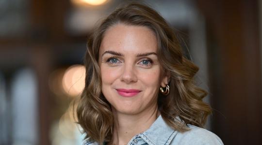 assets/resources/0000/000/10/9/2. Lesung_Susanne_Gregor.Copyright_Gregor_Corn_Zsolnay_Homepage.jpg